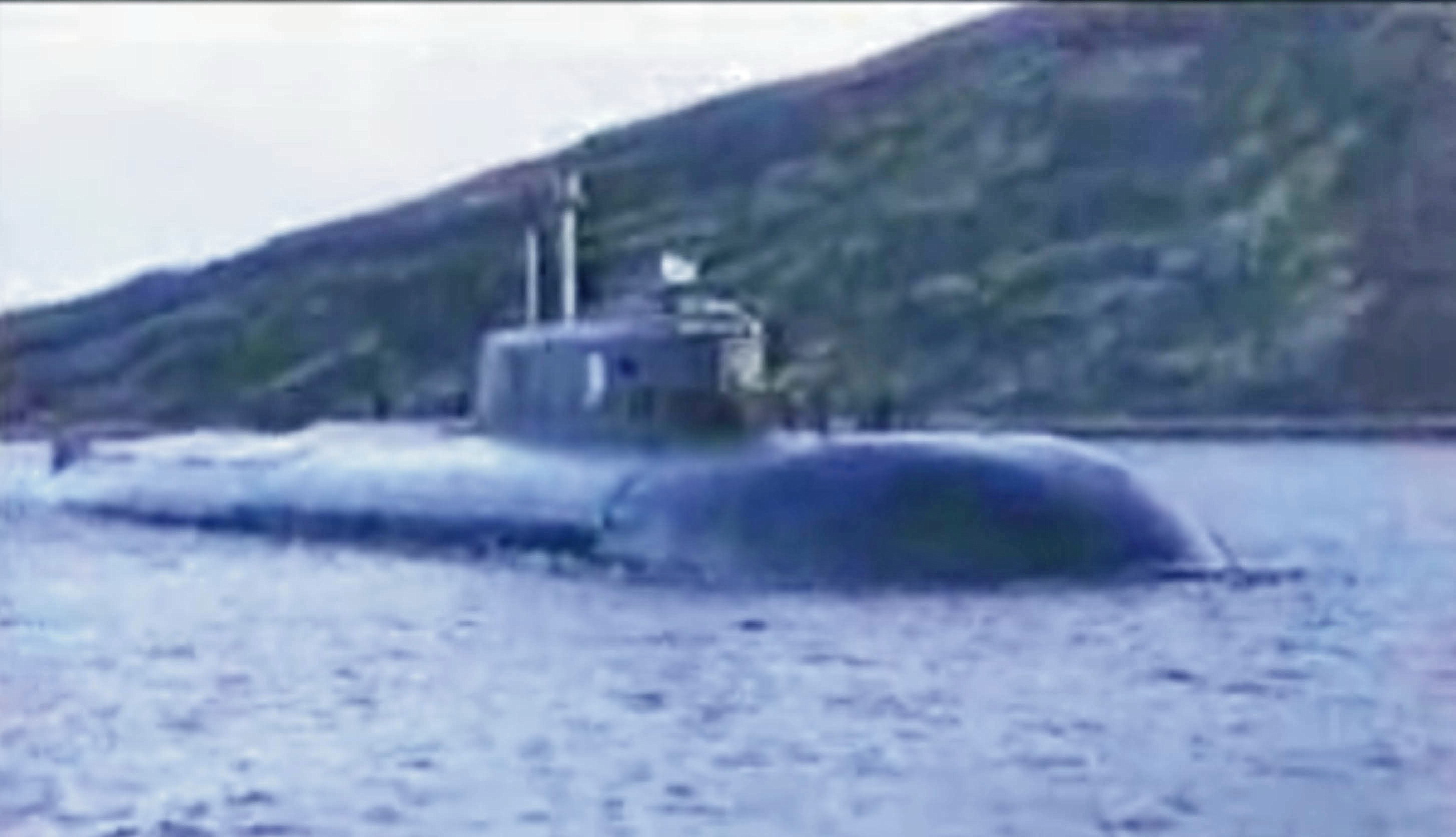 Курск субмарина в мутной воде. Подводная лодка к-141 «Курск». Курск подводная лодка катастрофа. Курск подводная лодка в мутной воде.